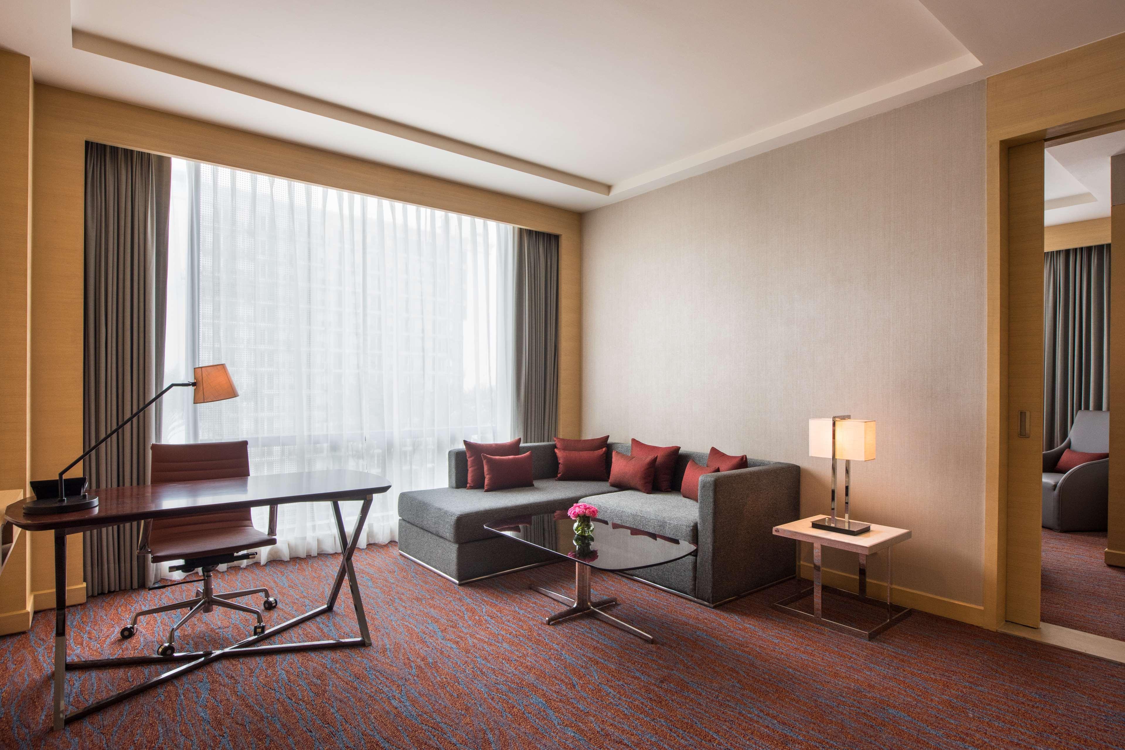 Hyatt Regency Lucknow Gomti Nagar Hotel Luaran gambar A living room in a suite at the hotel