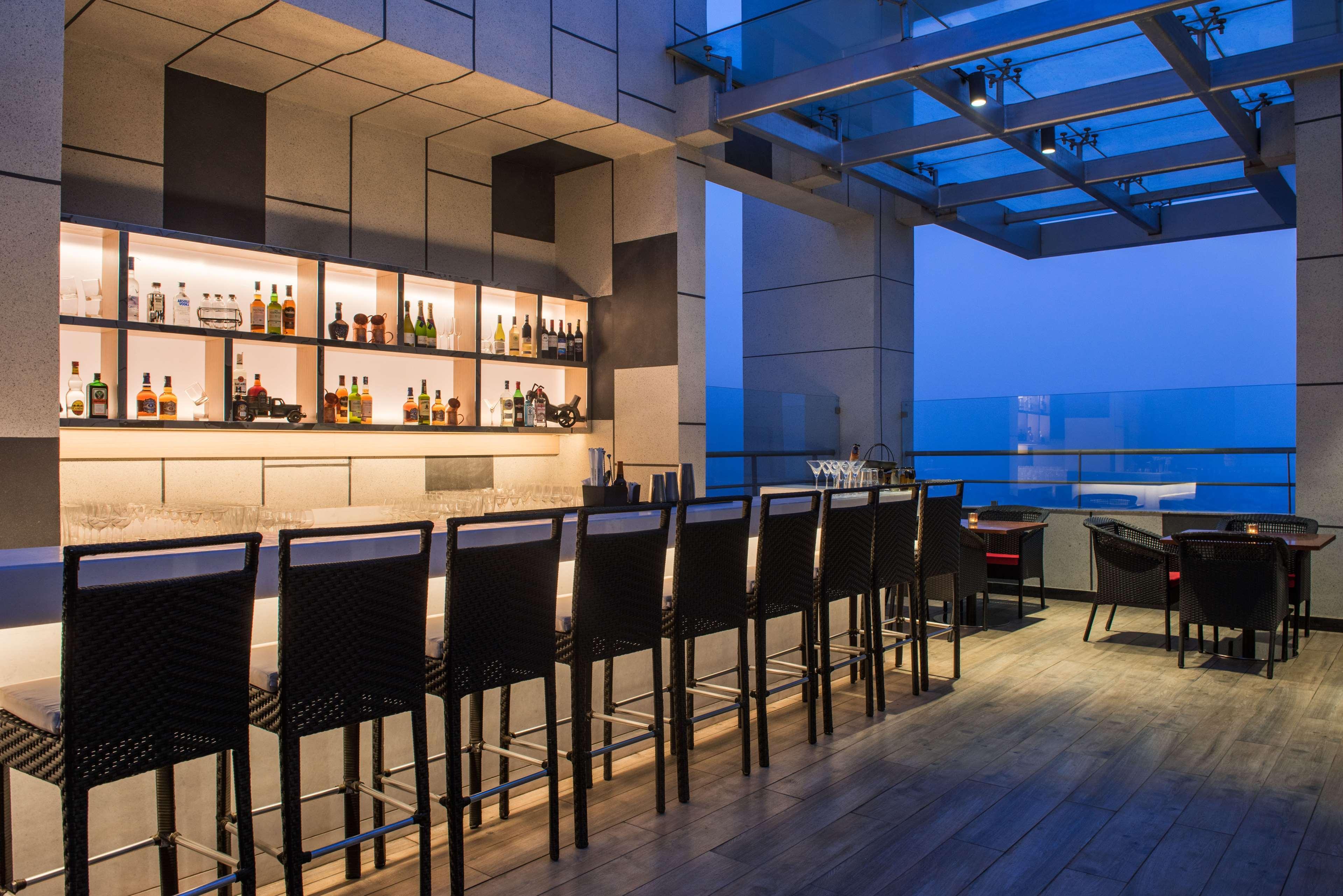 Hyatt Regency Lucknow Gomti Nagar Hotel Luaran gambar Skyline Bar