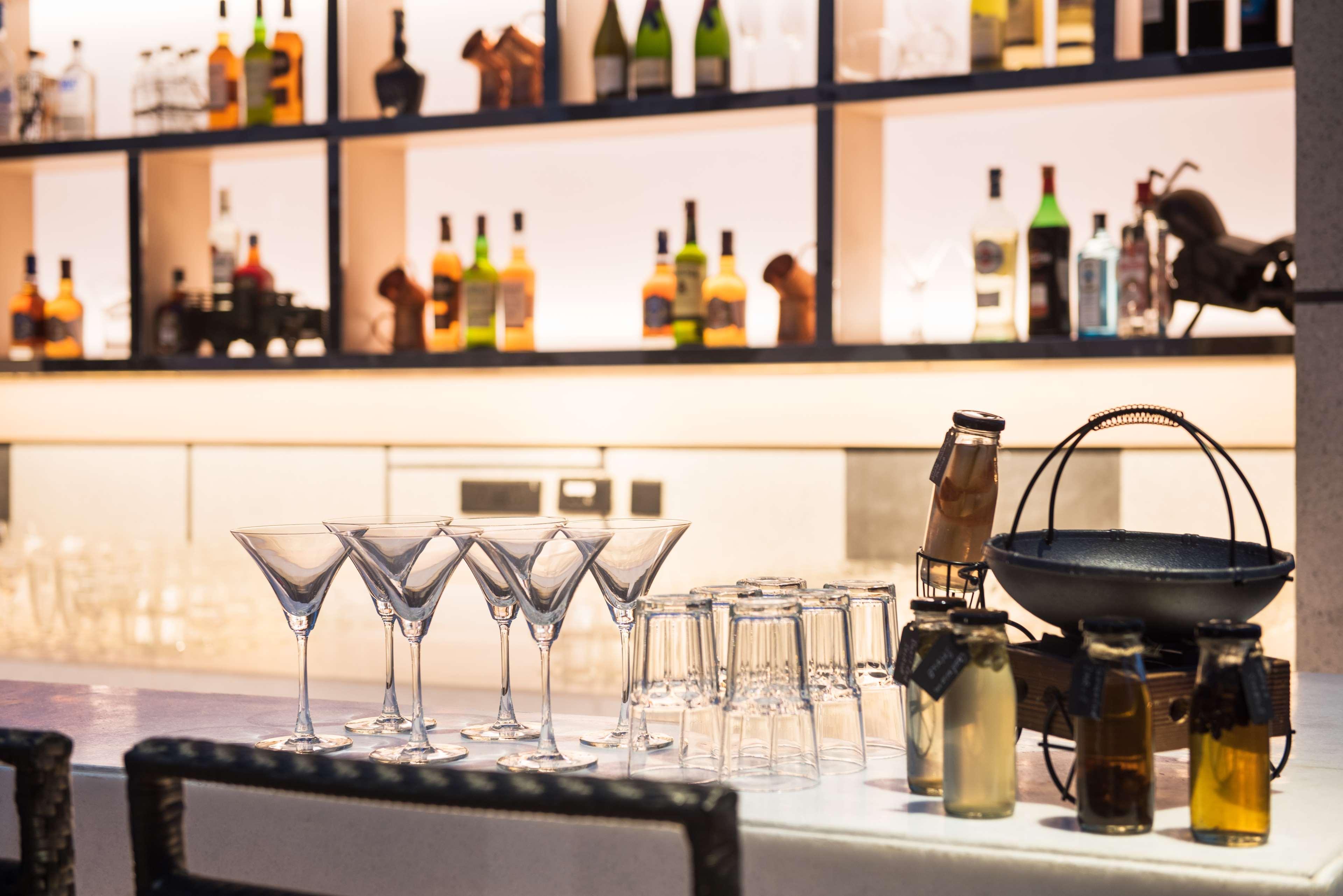 Hyatt Regency Lucknow Gomti Nagar Hotel Luaran gambar A bar at a hotel