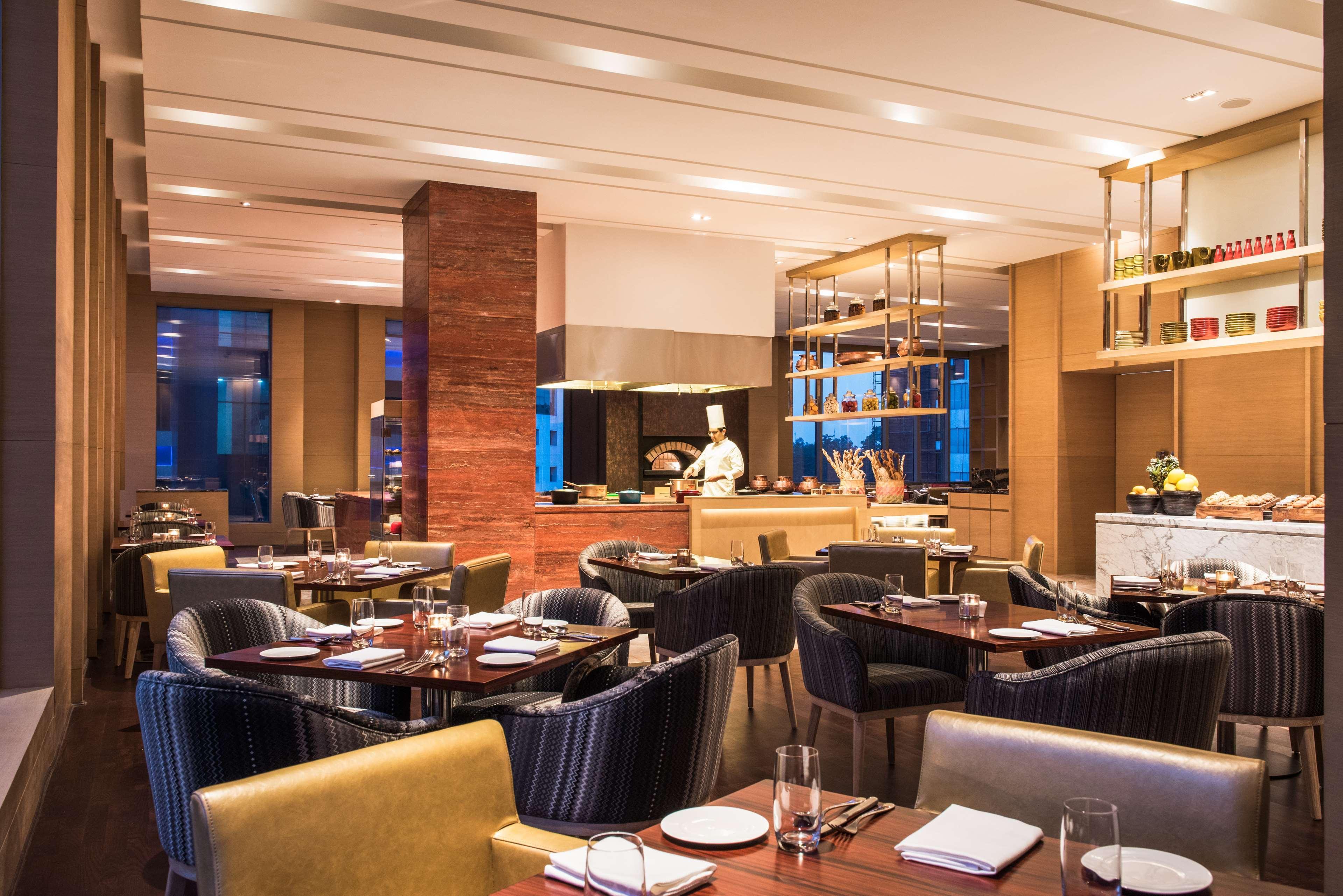 Hyatt Regency Lucknow Gomti Nagar Hotel Luaran gambar The restaurant