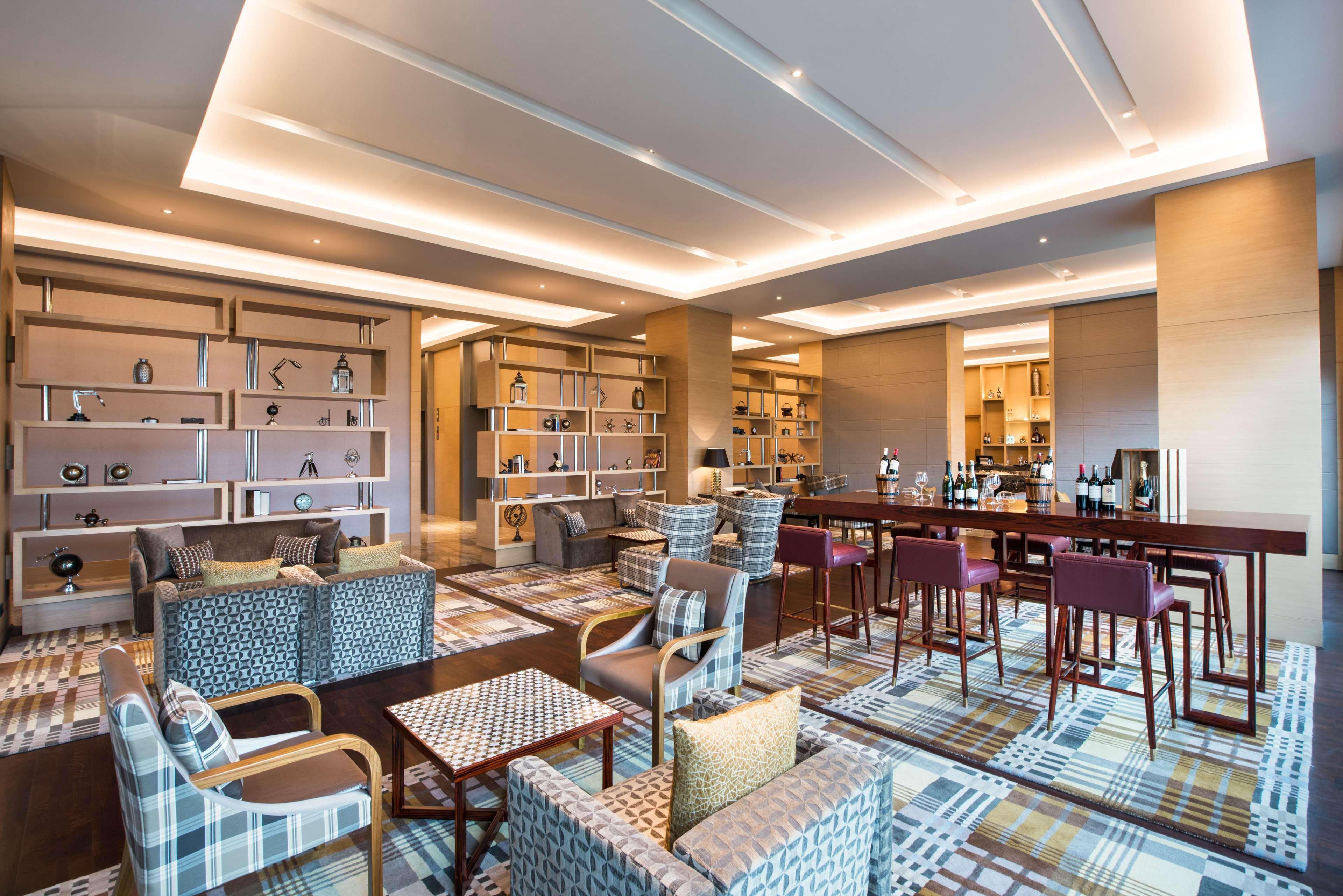Hyatt Regency Lucknow Gomti Nagar Hotel Luaran gambar The Club lounge at Kuala Lumpur International Airport