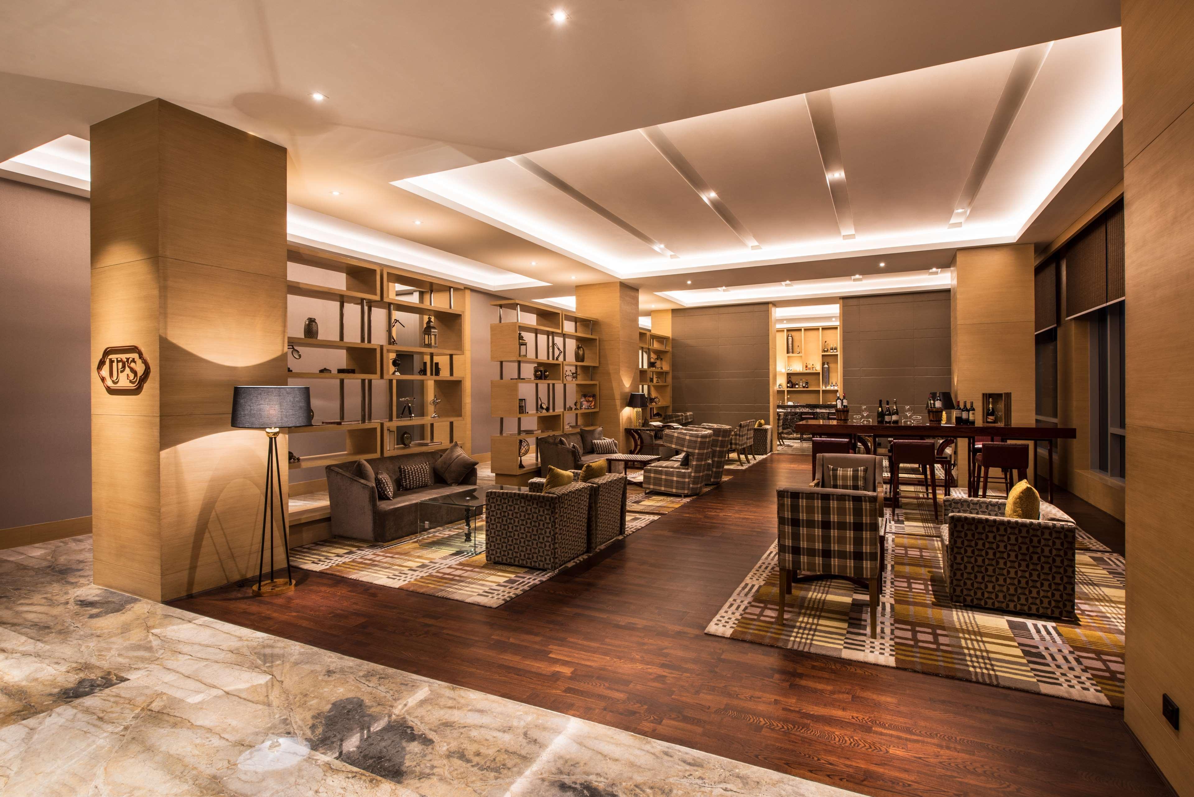 Hyatt Regency Lucknow Gomti Nagar Hotel Luaran gambar The lounge at the airport