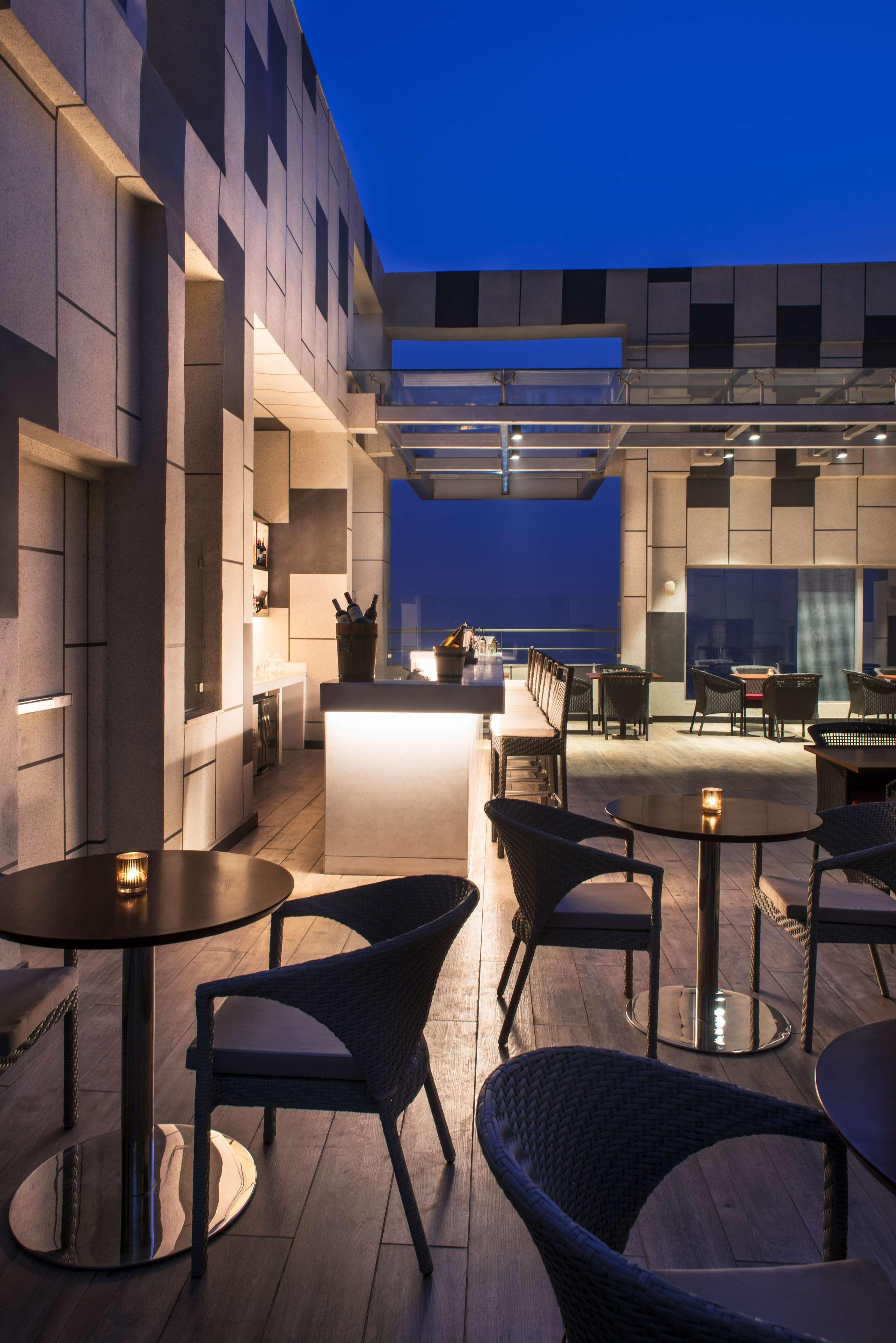 Hyatt Regency Lucknow Gomti Nagar Hotel Luaran gambar The Sky Bar